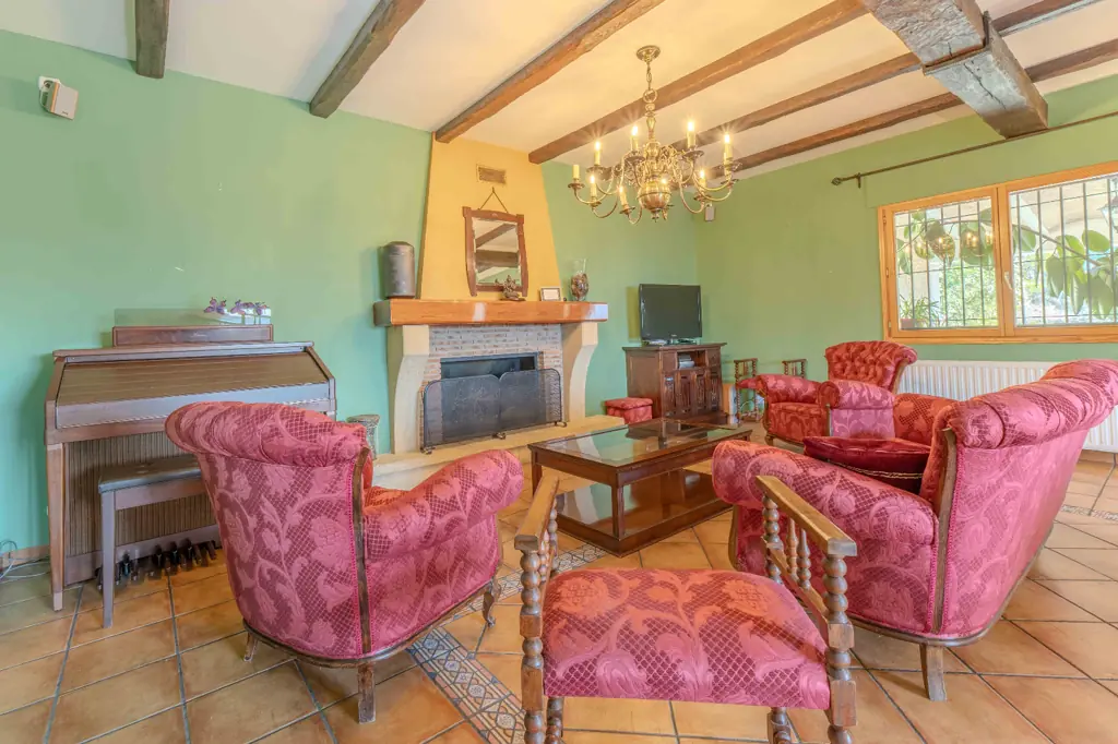 Spacious bedroom with a double bed at La Cova House