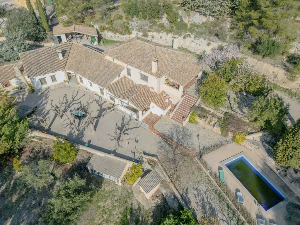 Spacious bedroom with a double bed at La Cova House